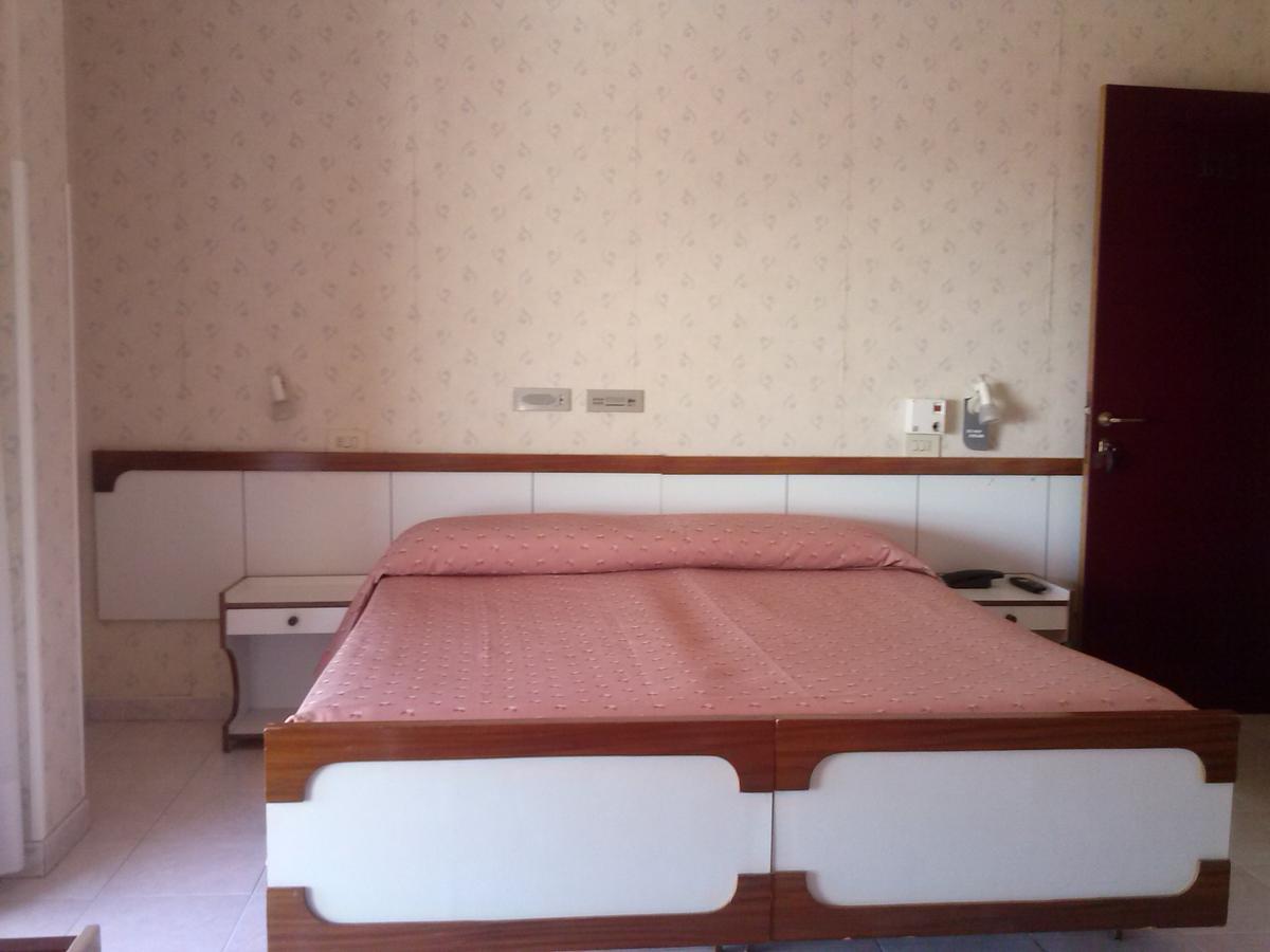 Hotel Silvi Silvi Marina Quarto foto